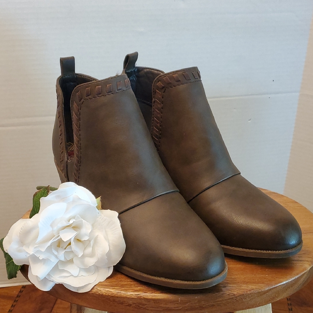 Sophia Taylor Brown Faux Leather Vegan Booties "Kendra" Chunky, Size 10 Wide